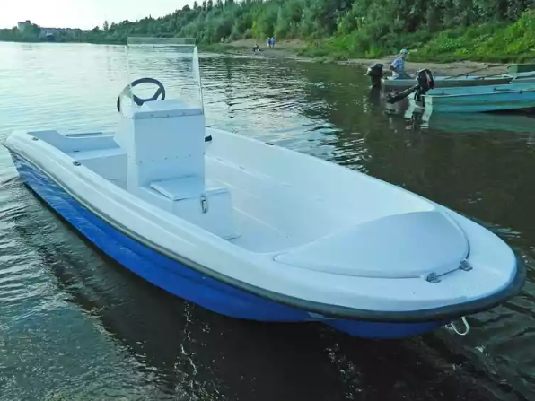 Стеклопластиковая лодка Пингвин с консолью (тримаран) в Сыктывкаре
