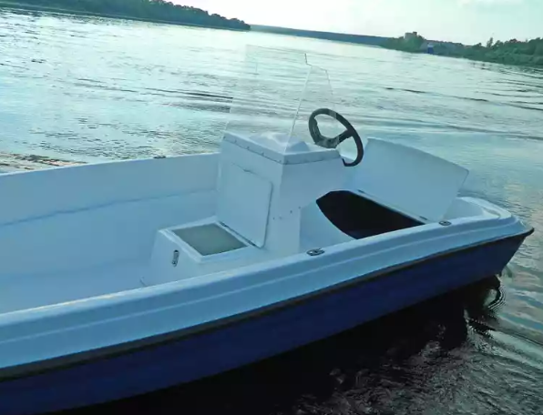 Стеклопластиковая лодка Пингвин с консолью (тримаран) в Сыктывкаре