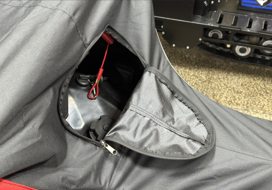 Чехол транспорт. снегохода IKUDZO HUNTER черно-красный Оксфорд ПРЕМИУМ качества с лого IKUDZO в Сыктывкаре