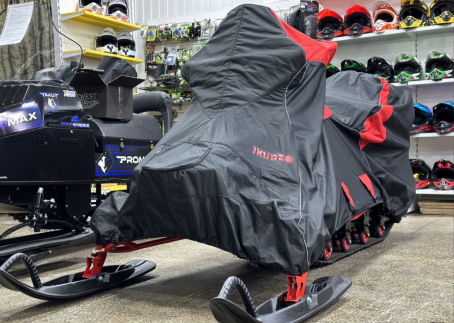 Чехол транспорт. снегохода IKUDZO HUNTER черно-красный Оксфорд ПРЕМИУМ качества с лого IKUDZO в Сыктывкаре