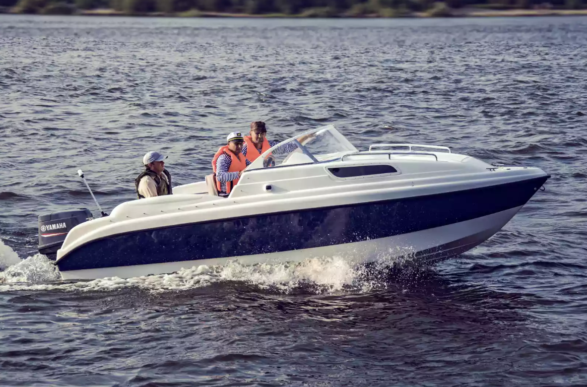 Стеклопластиковый катер Neman-550 с каютой в Сыктывкаре