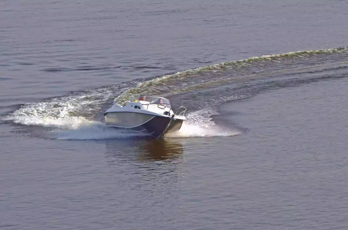 Комбинированный катер Neman-530 с каютой в Сыктывкаре